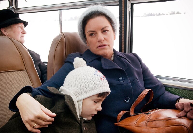 Marie (Christine Neubauer) fährt mit ihrem verhaltensauffälligen Sohn Felix (Eric und Marc Hermann, im Bild Marc) in die Stadt zu einem Spezialisten. – Bild: ARD Degeto/Stephan Rabold Marie (Christine Neubauer) fährt mit ihrem verhaltensauffälligen Sohn Felix (Eric und Marc Hermann, im Bild Marc) in die Stadt zu einem Spezialisten. – Bild: ARD Degeto/Stephan Rabold