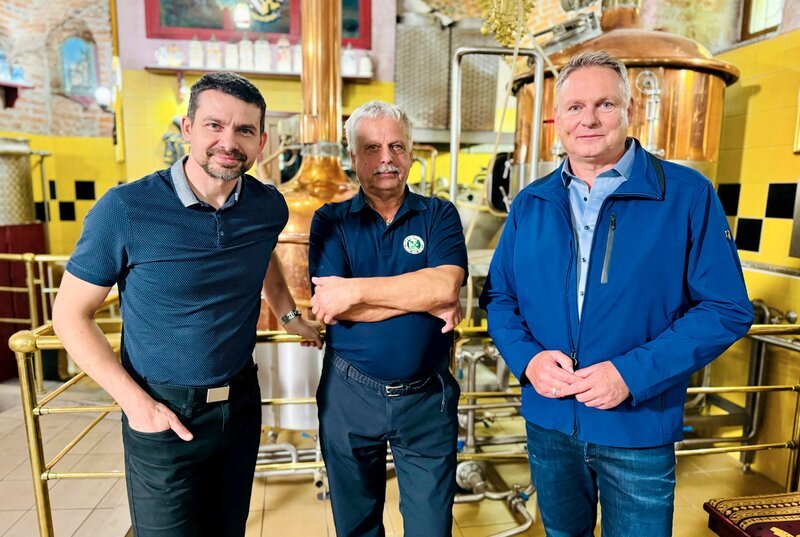 Lukas und Václav Lojín – sie betreiben in Loket die kleinste Brauerei zwischen Prag und Asch – Bild: MDR