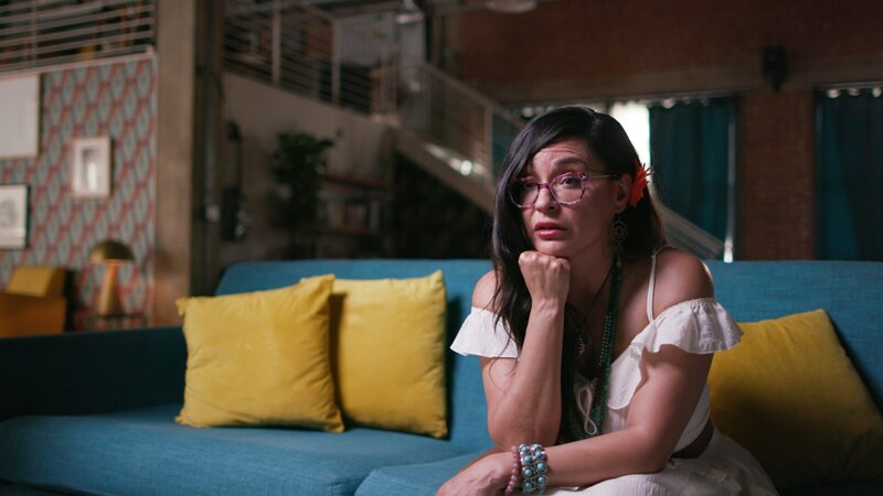 Maricela Mendoza lays her had on her fist – Bild: Warner Bros. Discovery, Inc. or its subsidiaries and affiliates. All rights reserved.