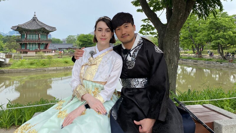 Lauren und Hakyung. Lauren Guardia ist aus der Schweiz nach Seoul gezogen und in die Kultur Südkoreas eingetaucht. Mit ihrem Freund Hakyung Lee besucht sie den Palast Gyeongbokgung. – Bild: ZDF und SRF, Maria-Christina Degen