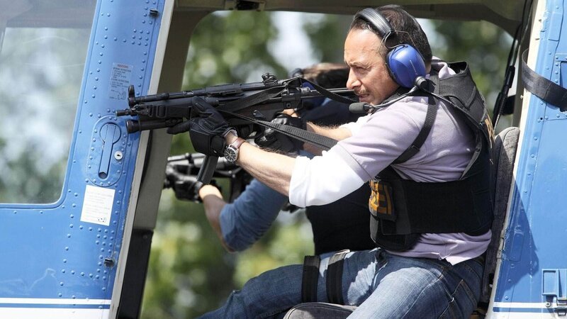 Mit dem Helikopter verfolgen Semir (Erdogan Atalay) und Ben den Verbrecher, der mit einem Militär-LKW zu entkommen versucht. – Bild: MG RTL D /​ Guido Engels