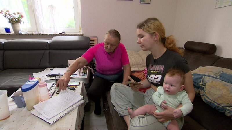 Lisa will mit Baby Prya in eine eigene Wohnung ziehen, aber erst einmal muss sie einen Mietvertrag bekommen. – Bild: RTLZWEI