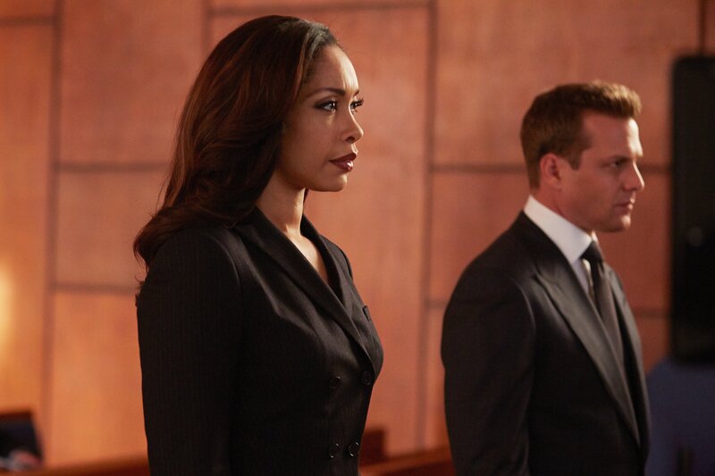 Die Untersuchungen der Börsenaufsicht sind für Jessica (Gina Torres) und Harvey (Gabriel Macht) eine große Belastung. Niemand in der Kanzlei Pearson Specter scheint mehr sicher. – Bild: USA Network /​ ZDF