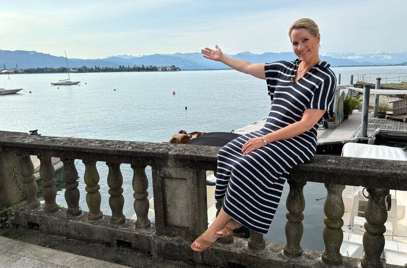 Der Bodensee, Deutschlands größter Binnensee und traumhaftes Reiseziel, lockt jedes Jahr Millionen Urlauber an seine Ufer. Vor allem im Sommer kann es schon mal voll werden. Aber der Bodensee ist nicht nur Sehnsuchtsziel für abenteuerlustige Wasserratten, sondern auch viele, die Erholung und Ruhe suchen. Gibt es sie noch, die stillen Orte abseits des Massentourismus? – Judith Rakers begibt sich auf Spurensuche. – Bild: WDR/​Bavaria Entertainment GmbH