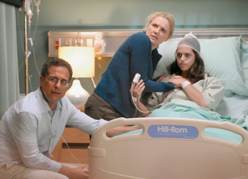 Böse Blicke für den Doktor: Lyndsy Fonseca als Patientin Addie (r.) – Bild: SUS /​ SF