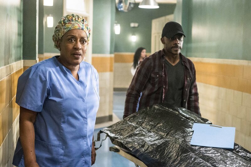 Wade (CCH Pounder, l.) und ihr Team werden während einer Obduktion von Marcus Martel (Russell Richardson, r.) als Geiseln genommen. – Bild: PLURIMEDIA (CBS Studios Inc.)
