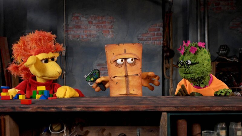 Brotfluencer Bernd will eine praktische Aufräumhilfe testen.Chili und Briegel sind gespannt! – Bild: KiKA/​bumm film GmbH