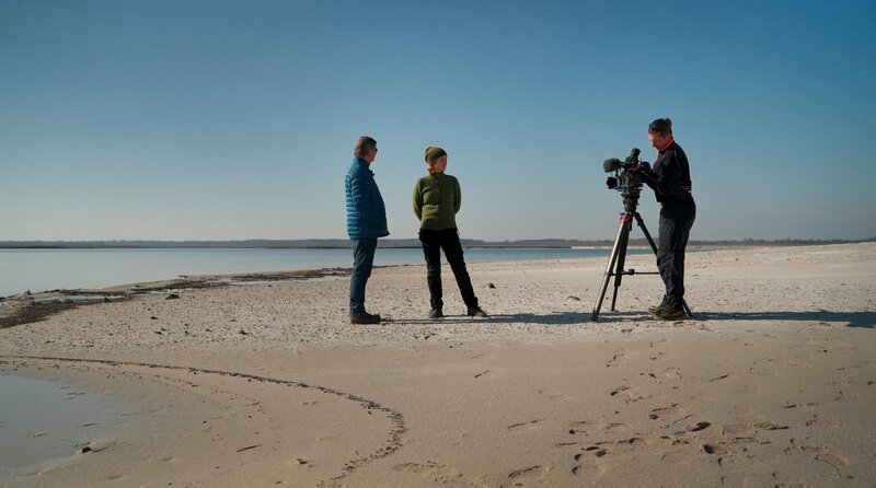 Am Cottbuser Ostsee soll in diesem Jahr eine Vision zur Realität werden: der künftig größte künstliche See Deutschlands könnte sich endlich mit einer geschlossenen Wasserfläche zeigen. Doch unter den Ostseeanrainern macht sich Unruhe breit, denn die Probleme an der ehemaligen Braunkohlegrube häufen sich. – Dreharbeiten am Cottbuser Ostsee. – Bild: rbb/​Norman Gäbler