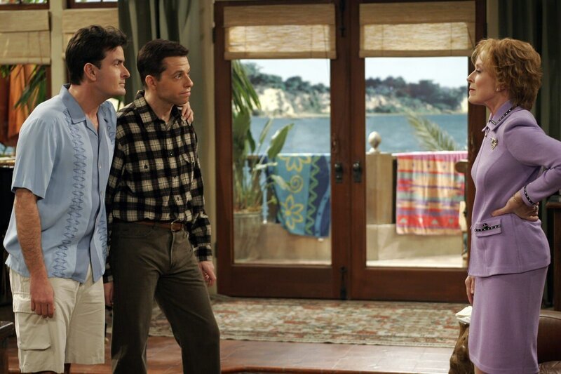 Als Alans Mutter seine Erziehungsmethoden kritisiert, wird sie von ihren Söhnen (Charlie Sheen l. und Jon Cryer, M.) prompt aus dem Haus geworfen. Evelyn (Holland Taylor, r.) ist entsetzt … – Bild: Warner Brothers Entertainment Inc.