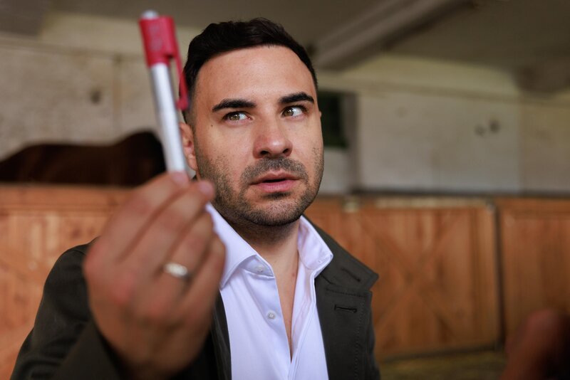 ACHTUNG SPERRFRIST! Easy (Lars Steinhöfel) besteht todesmutig den unerwarteten „Ärztetest“. – Bild: RTL /​ Sebastian Meyer /​ Dr. Easys Sprechstunde