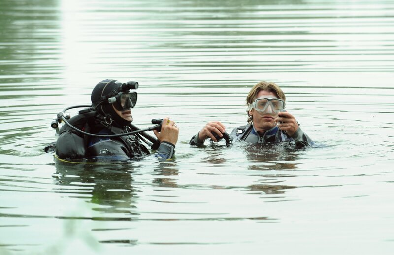 Mike und Sebastian gehen im Lansinger Weiher auf Schatzsuche. Von links: Mike Preissinger (Harry Blank) und Sebastian Wildner (Herbert Ulrich). – Bild: BR/​Marco Orlando Pichler