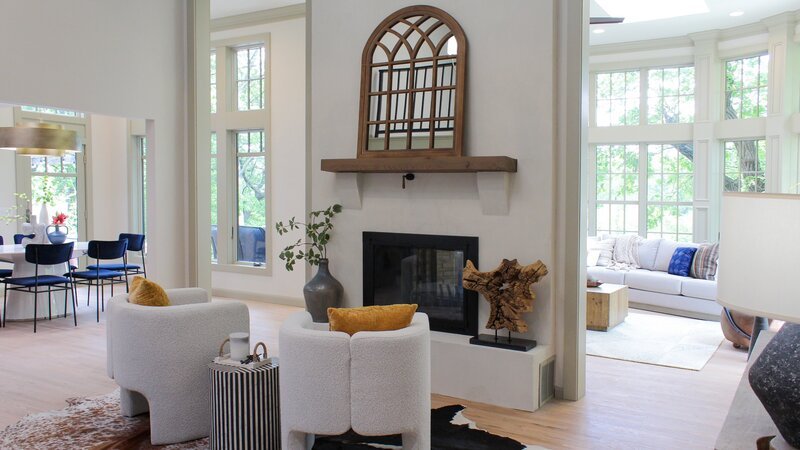 The Downey family home looks stunning with the fireplace and seating as what draws one upon entering. – Bild: Discovery, Inc.