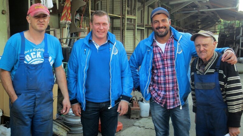 Von links: Roland, die Trödelexperten Otto Schulte und Sükrü Pehlivan und Helmut. – Bild: RTL Zwei