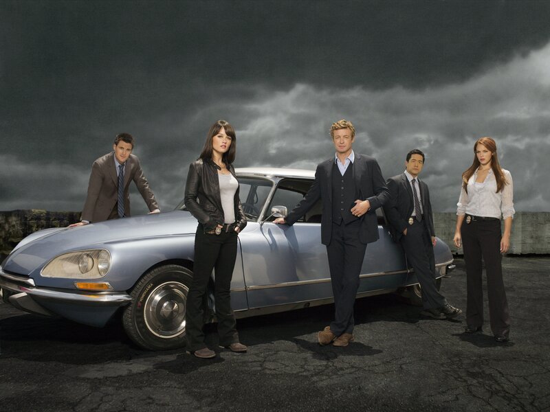 In front: Patrick Jane (Simon Baker, r.) and Teresa Lisbon (Robin Tunney, l.). First on the left – Wayne Rigsby (Owain Yeoman). First on the right – Grace Van Pelt (Amanda Righetti), second on the right – Kimball Cho (Tim Kang). – Bild: Kabel Eins