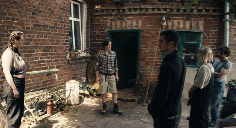 Freja (Karla Nina Diedrich, M.) weiß, dass sie viel von der Gruppe (v.l.n.r. Antonie Lawrenz, Aaron Hilmer, Luna Mohmand, Zoran Pingel) verlangt. – Bild: ZDF und Syrreal Entertainment, Christian Alvart