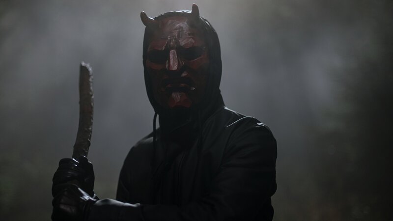 Großstetten steht unter Schock: Genau am Jahrestag des Amoklaufs fand während der Gedenkfeier ein Selbstmord statt. Das Opfer war als Polizist beim Amoklauf dabei und seither traumatisiert. Er fühlte sich von einem roten Teufel verfolgt. – Bild: ZDF und Jan Hromadko /​ Bavaria Fiction GmbH