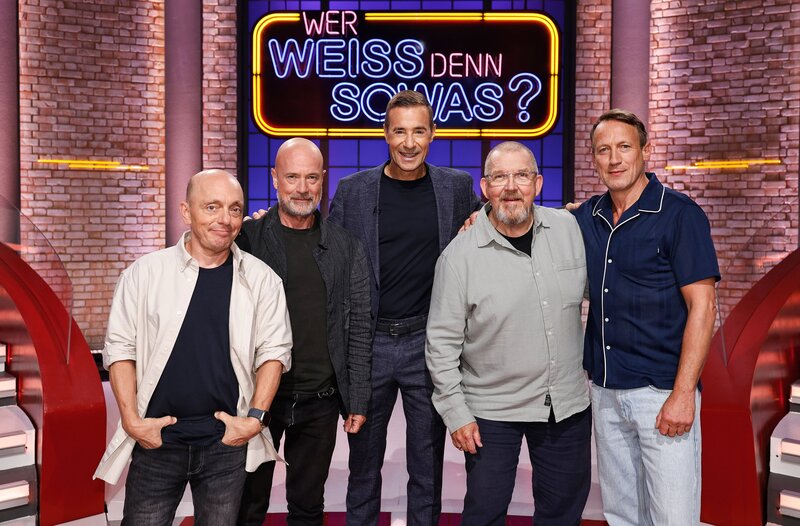 Moderator Kai Pflaume (M.) und seine Rateteam-Kapitäne Bernhard Hoëcker (l.) und Wotan Wilke Möhring (r.) begrüßen in dieser Sendung den Schauspieler und Autor Christian Berkel (2.v.l.) und den Schauspieler Dietmar Bär (2.v.r.). – Bild: ARD/​NDR/​Morris Mac Matzen