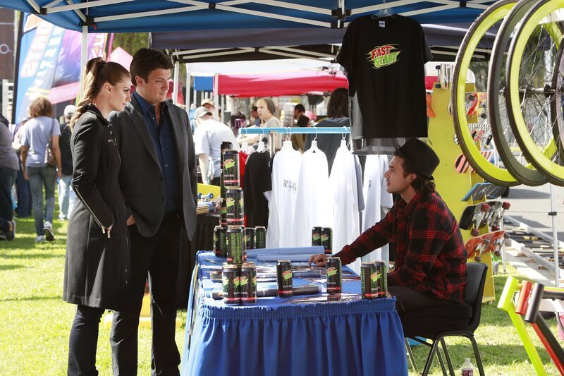 Richard Castle (Nathan Fillion, M.) und Kate Beckett (Stana Katic, l.) ermitteln in ihrem aktuellen Fall in der flippigen Welt der Skateboarder und anderer Extremsportler. Kann ihnen Manny Castro (Yani Gellman, r.) wichtige Hinweise geben? – Bild: American Broadcasting Companies, Inc. All rights reserved.