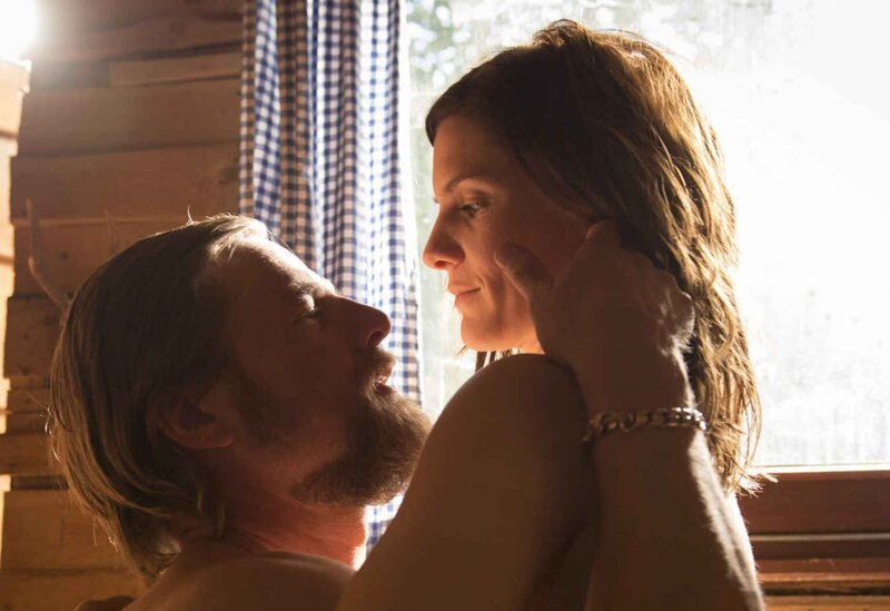 Als Mick (Henning Baum, l.) miterleben muss, wie die junge Motorradfahrerin Astrid (Christina Hecke, r.) von seinem Kollegen schikaniert wird, quittiert er ad hoc den Dienst und macht sich stattdessen einen schönen Nachmittag mit der selbstbewussten Sozialpädagogin … – Bild: SAT.1