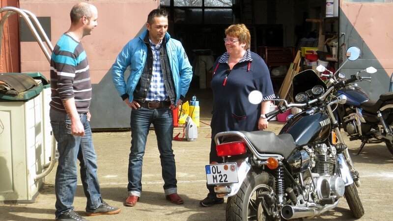 Trödelprofi Mauro Corradino (Mitte) mit Ute und einem Kaufinteressenten (li.) – Bild: RTL II