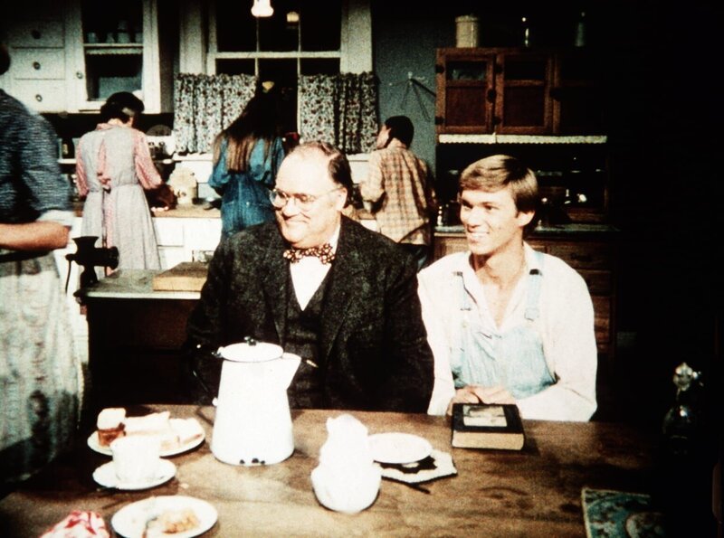 Der Schriftsteller A.J. Covington (David Huddlestone, l.) gibt John-Boy (Richard Thomas, r.) wertvolle Tipps. – Bild: WARNER BROS. INTERNATIONAL TELEVISION Lizenzbild frei