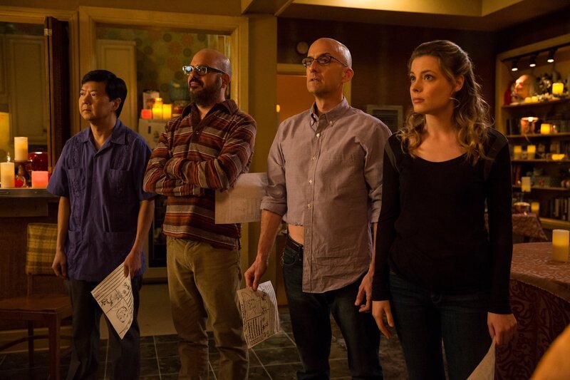 Mit „Dungeons and Dragons“ zur Versöhnung? Mit einer Partie des Fantasy-Rollenspiels wollen Chang (Ken Jeong, l.), Dean Pelton (Jim Rash, 2.v.r.) und Britta (Gillian Jacobs, r.) Hank (David Cross, 2.v.l.) zu einer Versöhnung mit dessen Vater, Professor Hickey, bringen … – Bild: MEI2 /​ RTI S.p.A. Interactive Media – P.Iva 03976881007 – Tutti i diritti riservati l Per la pubblicità Mediamond S.p.a., RTI spa, Gruppo Mediaset.