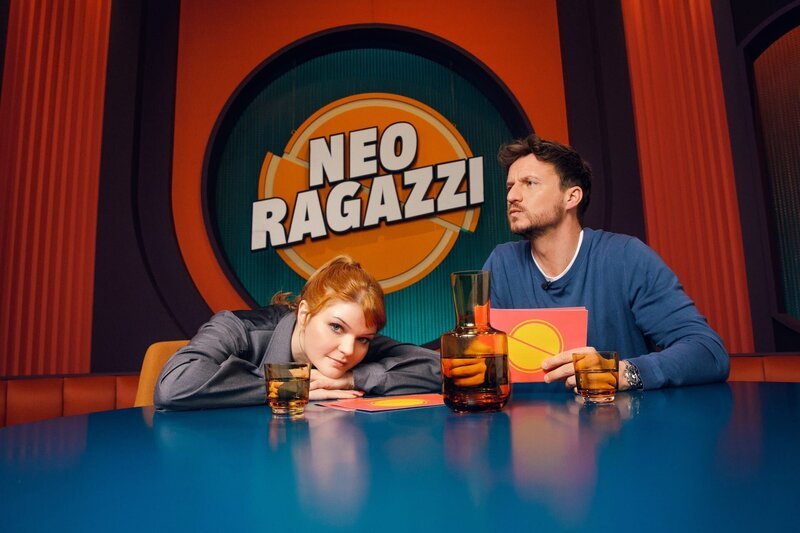 Sophie Passmann und Tommi Schmitt freuen sich auf eine neue Folge „Neo Ragazzi“. – Bild: ZDF
