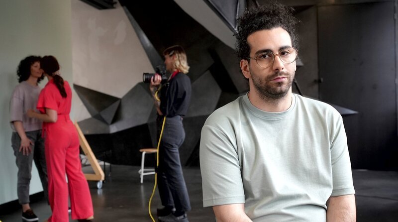 „Model“. Kein Begriff wird so sehr mit Glamour und Schönheit verbunden wie dieser. Doch was macht es eigentlich aus, Model zu sein? Was bedeutet es, sich und seine Schönheit zu Geld zu machen? Und vor allem: Wer definiert eigentlich, was Schönheit ist? Davide Di Dio geht diesen Fragen nach und begibt sich für sieben Tage in die Welt der Models. – Bild: HR/​Jens Benner