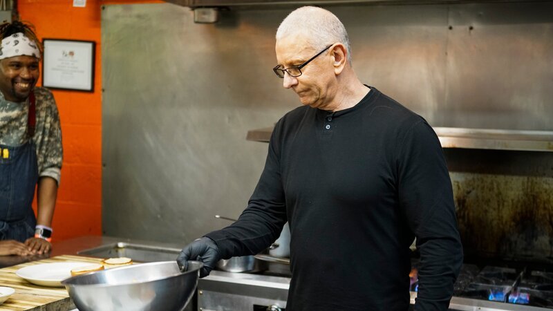 Chef Robert Irvine shows Cheryl Littlejohn, owner of Smith’s Soul Food Bistro, Deborah, cook, and Keith, chef, how to make the entrees from the new menu at Smith’s Soul Food Bistro; as seen on Food Network’s Restaurant: Impossible Season 20. – Bild: Warner Bros. Discovery