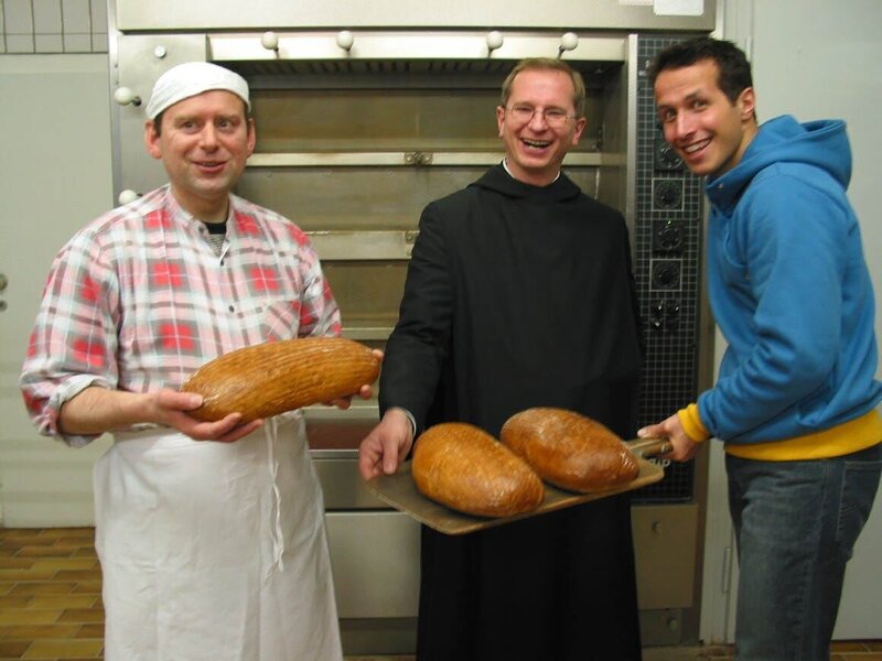 Willi (rechts) ist zu Gast bei Mönchen im Kloster St. Ottilien. Hier lernt er das Klosterleben kennen. – Bild: BR/​megaherz gmbh