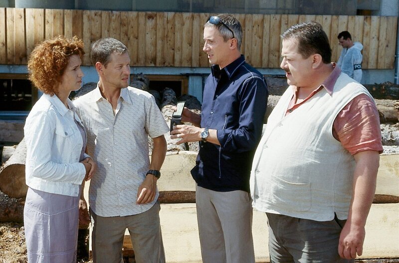 Zum Kreis der Verdächtigen gehören auch Stefanie Michael Kerscher, der Sohn des ermordeten Sägewerksbesitzers. (v.li.: Miriam Krause, Steffen Wink, Markus Böker, Joseph Hannesschläger). – Bild: ORF/​ZDF/​Christian A. Rieger