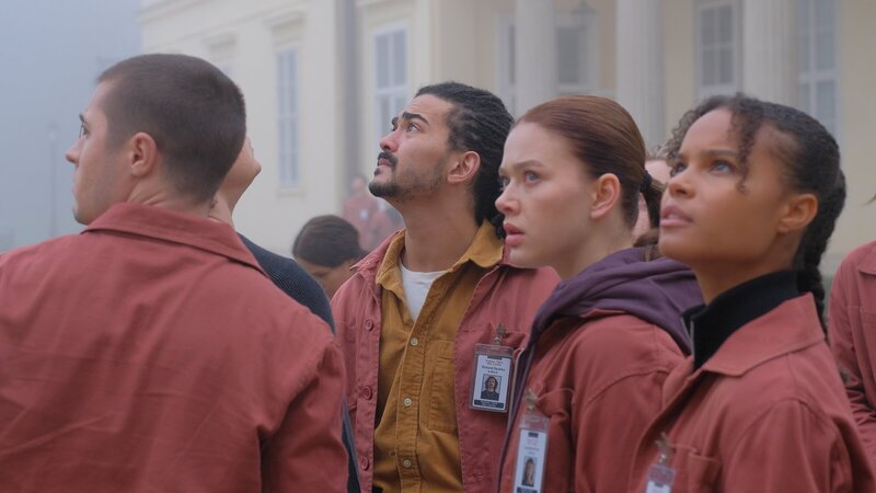 Plötzlich legt sich dichter Nebel über die „Sword and Cross“ – Daniel (Gijs Blom, l.), Roland (Lawrence Walker, 2.v.l.), Luce (Jessica Alexander, 2.v.r.) und Gabbe (Indeyarna Donaldson-Holness, r.) sind alarmiert. – Bild: ZDF und Fallen Productions Ltd.