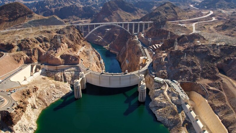 1931 wurde mit dem Bau des Hoover Talsperre begonnen und nach nur 46 Monaten konnte das gewaltige Bauwerk eingeweiht werden. Die Staumauer ist 220 Meter hoch, 379 Meter lang. Sie staut den Colorado River zum 640 Quadratkilometer großen Lake Mead. – Bild: SRF/​ZDF Studios