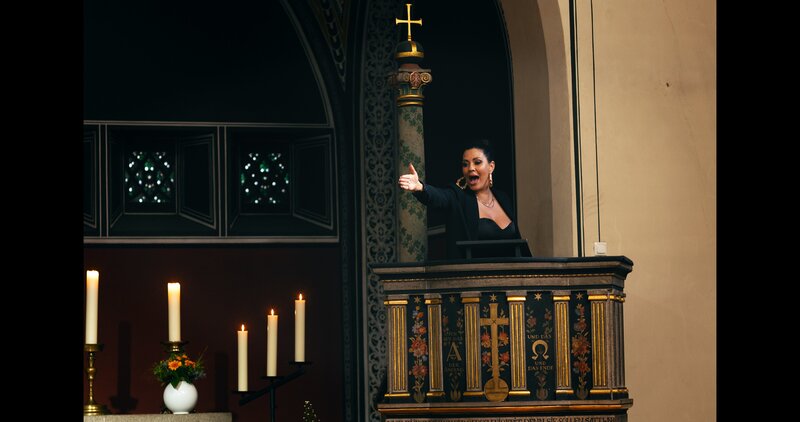 Elif (Jasmin Shakeri) hält eine flammende Rede zu Ehren ihres verstorbenen Vertrauenslehrers. – Bild: ZDF und Anne Wilk