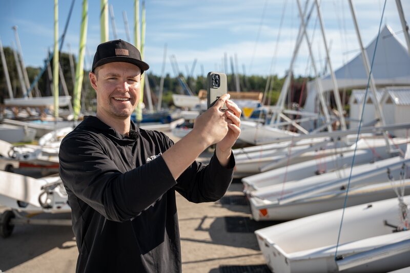 Sebastian arbeitet in Vancouver als Kameramann. In seiner Freizeit unternimmt er gerne Aktivitäten draußen. – Bild: ZDF und Albrecht Elstermann