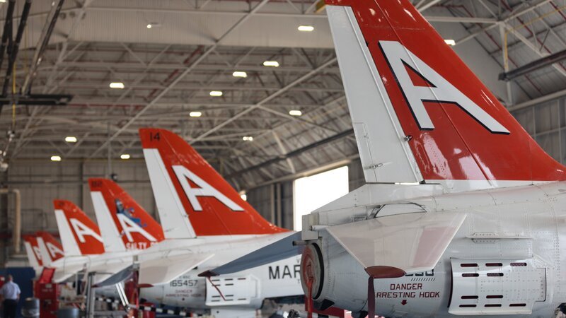 T-45-Hecks im Meridian-Hangar. – Bild: Freddie Claire /​ National Geographic