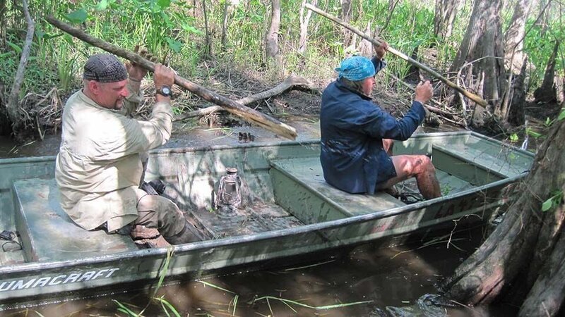 Dave Canterbury and Cody Lundin paddling down river in Louisiana. – Bild: Discovery Communications /​ Jessica Cabrera