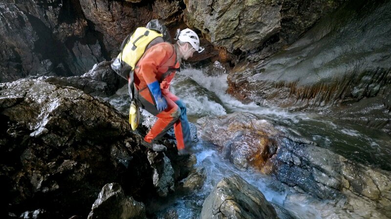 Hydrogeologe Marc Luetscher an der unterirdischen Orbe – Bild: ORF /​ ZDF /​ doc.station GmbH