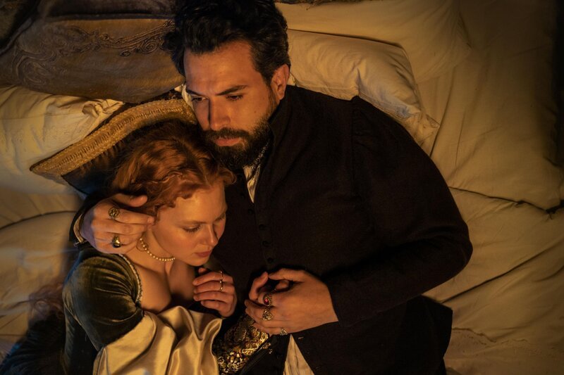 Elizabeth Tudor (Alicia von Rittberg, l.); Thomas Seymour (Tom Cullen, r.) – Bild: The Forge Entertainment Limited /​ Nick Briggs