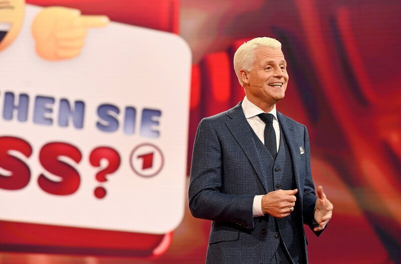 Das Beste kommt zum Schluss! Guido Cantz präsentiert zum Jahreswechsel beliebte und lustige Filme aus der prall gefüllten Schatzkiste von „Verstehen Sie Spass?“. – Bild: SWR/​Patricia Neligan