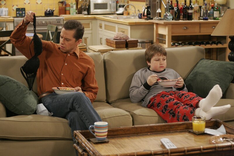 Jon Cryer, Angus T Jones – Bild: TVN/​WB