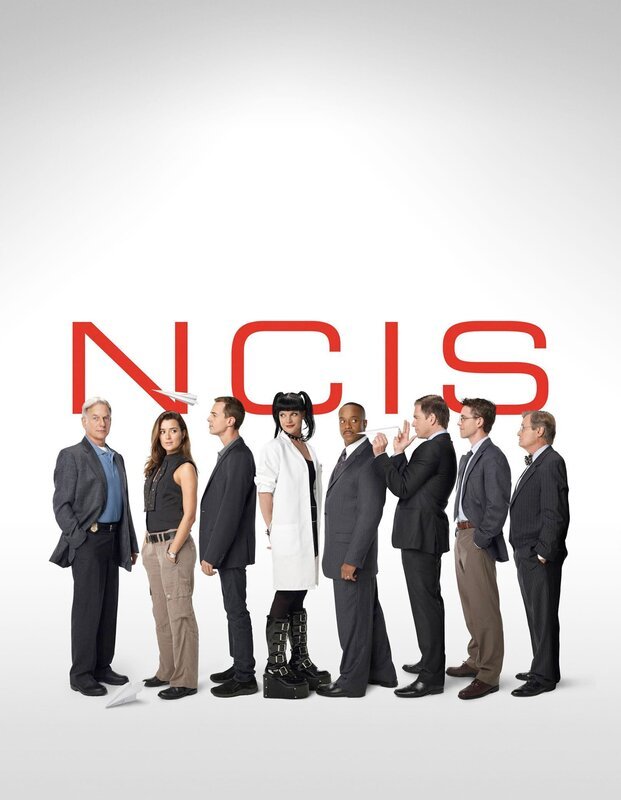 Die Mitglieder des Naval Criminal Investigation Service: Leon Vance (Rocky Carroll, 4.v.r.), Tim McGee (Sean Murray, 3.v.l.), Dr. Donald Mallard (David McCallum, r.), Anthony DiNozzo (Michael Weatherly, 3.v.r.), Abby Sciuto (Pauley Perrette, 4.v.l.), Leroy Gibbs (Mark Harmon, l.), Ziva David (Cote de Pablo, 2.v.l.) und Jimmy Palmer (Brian Dietzen, 2.v.r.) … – Bild: CBS Broadcasting /​ 13TH STREET Universal