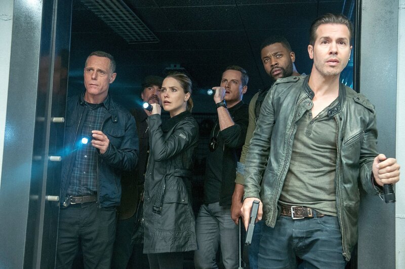 V.l.: Hank Voight (Jason Beghe), Erin Lindsay (Sophia Bush), Jay Halstead (Jesse Lee Soffer), Kevin Atwater (Laroyce Hawkins), Antonio Dawson (Jon Seda) – Bild: MG RTL D /​ NBC Universal