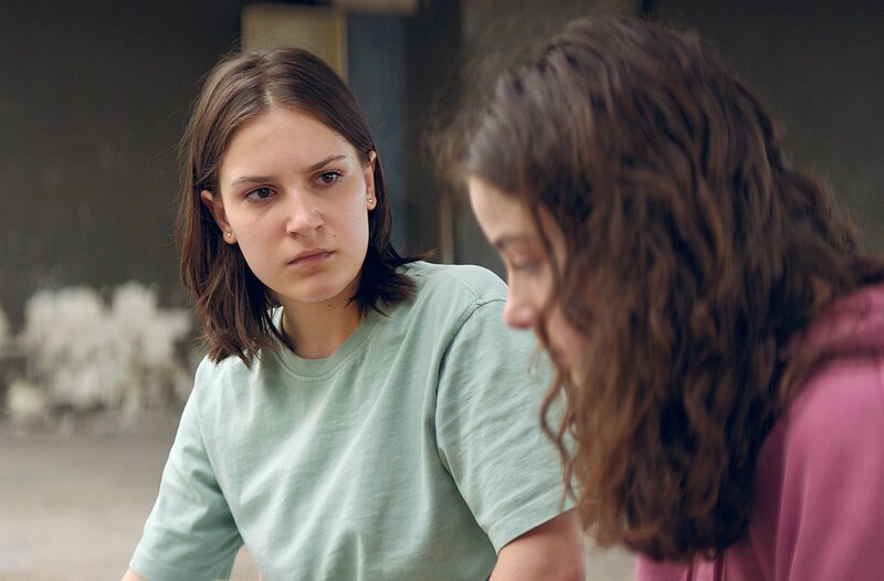 (v.li.): Salma (Allegra Tinnefeld) und Ela (Eva Marlen Hirschburger) sind abgehauen, um auf eigene Faust die Wahrheit zu erfahren. – Bild: WDR/​Windlight Pictures/​Satel Film/​Ralph Kaechele (DOP)