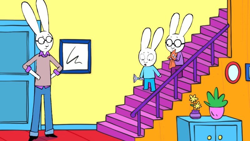 Papa (l.) hat Simon (M.) und Ferdinand (r.) beim Rumschleichen auf dem Dachboden erwischt und stellt sie zur Rede. – Bild: ZDF und GO-N Productions