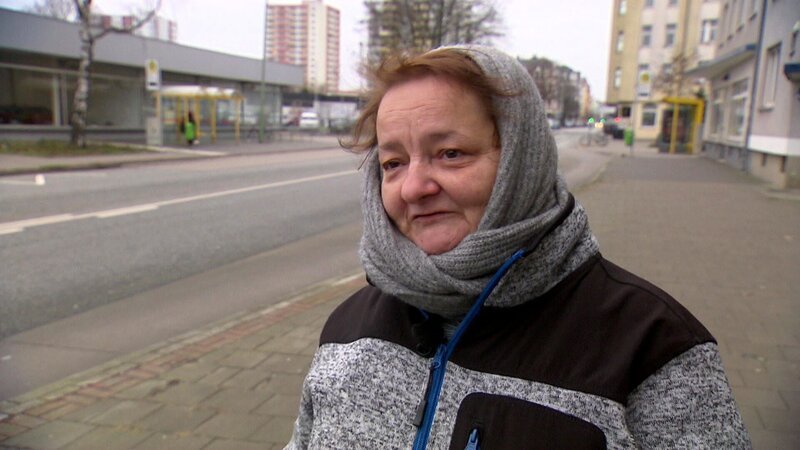 Monika muss Sozialstunden ableisten, da sie im Rausch einen Sanitäter angespuckt hat. – Bild: RTLZWEI