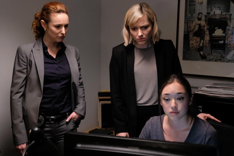 L-R: Lt. Briggs (Carrie-Lynn Neales), Jill Peterman (Georgina Haig) und Li Chan (Stefanie Nakamura) – Bild: 2018 Incendo 2018⁠–⁠03 Production Inc. All rights reserved. Lizenzbild frei