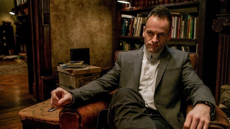 Damit Kitty nicht durch die kontinuierlichen Bedrohungen langsam ihren Verstand verliert, verstärkt Sherlock (Jonny Lee Miller) seine Bemühungen, ihr zu helfen … – Bild: CBS Studios