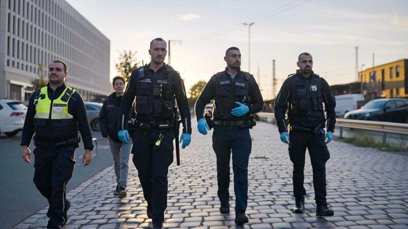 Dunja Hayali mit vier Polizisten auf der täglichen Streife – Bild: ZDF und Felix Korfmann