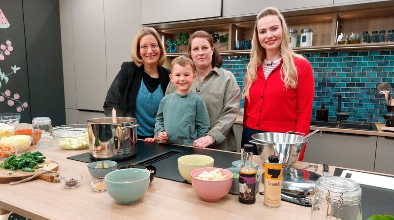 Eine Woche Essen aus der (Vorrats)Dose. Yvonne Willicks (links) und Ernährungsexpertin Isabell Heßmann (rechts) geben Familie Brockers Tipps fürs clevere Vorkochen. – Bild: WDR/​Solis TV/​Melanie Grande